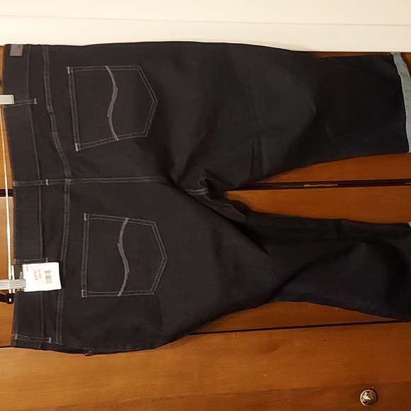 Lee with Flex Motion Capris - Picture 10 of 11